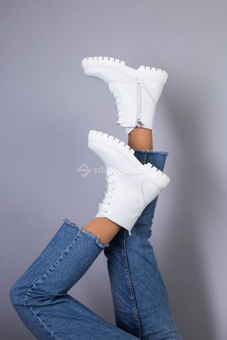 Foto Białe skórzane buty damskie ze sznurowadłami i zamkiem, na rowerze 6701д/36 9