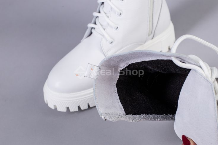 Foto Białe skórzane buty damskie ze sznurowadłami i zamkiem, na rowerze 6701д/36 14
