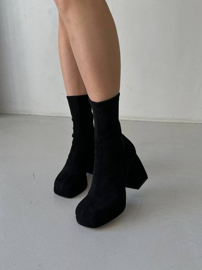 Фото Ботинки женские из высококачественного велюра и стрейча черного цвета на каблуке демисезонные 9920д/37 1