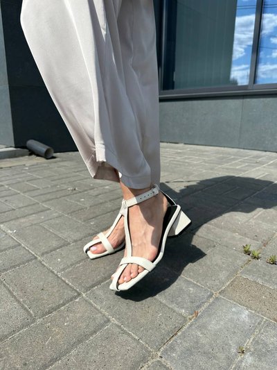 Foto Damskie skórzane sandały w kolorze jasnobeżowym na obcasie 8900-1/37 1