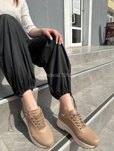 Кросівки жіночі шкіра флотар бежевого кольору з перфорацією на товстій підошві