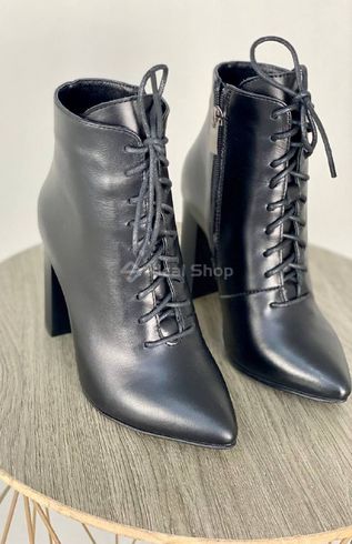 Фото Ботильоны женские кожаные черного цвета на каблуке со шнуровкой демисезонные 9938д/41 7