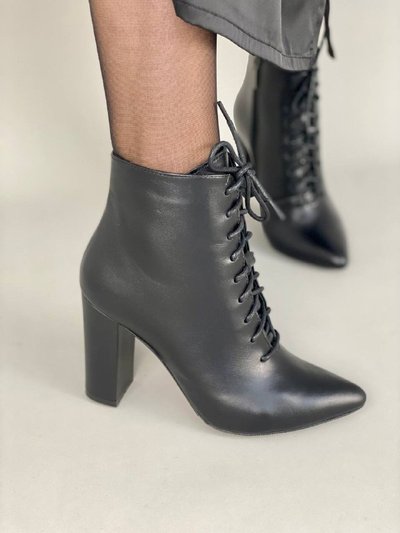 Фото Ботильоны женские кожаные черного цвета на каблуке со шнуровкой демисезонные 9938д/41 1
