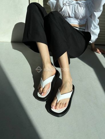 Фото Шлепанцы женские кожаные белые на черной подошве 6606-1/36 6