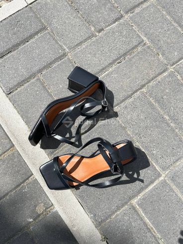 Фото Босоножки женские кожаные черные на небольшом каблуке 9400/39 10