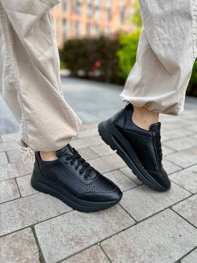Skórzane czarne sneakersy damskie z perforacją 41 (26.5 cm)