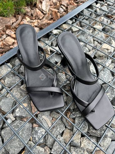 Фото Босоножки женские кожаные черного цвета на каблуке 8500-1/35 11
