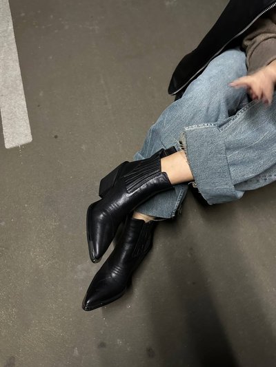 Фото Ботинки казаки женские кожаные черного цвета 2100-1д/38 1