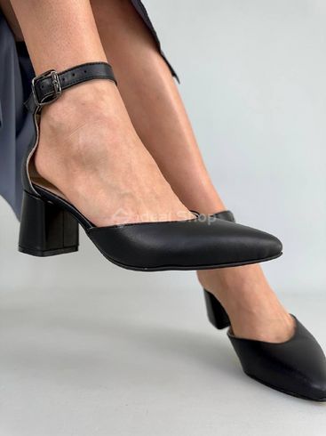 Фото Босоножки женские кожаные черного цвета на каблуке 8914-10/37 7