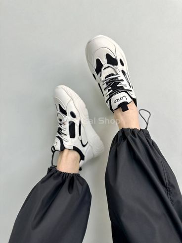 Кросівки жіночі шкіряні світло-бежеві з чорними вставками сітки 38 (24 см)