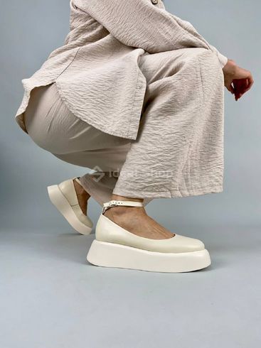 Туфлі жіночі шкіряні молочного кольору на платформі