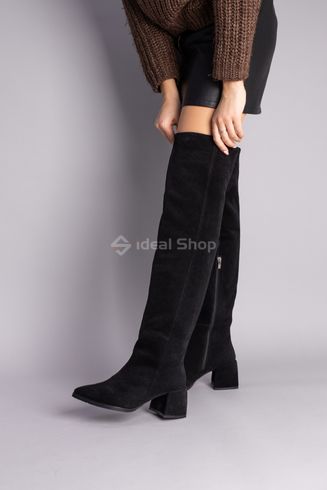 Ботфорты женские замшевые черного цвета с обтянутым каблуком зимние
