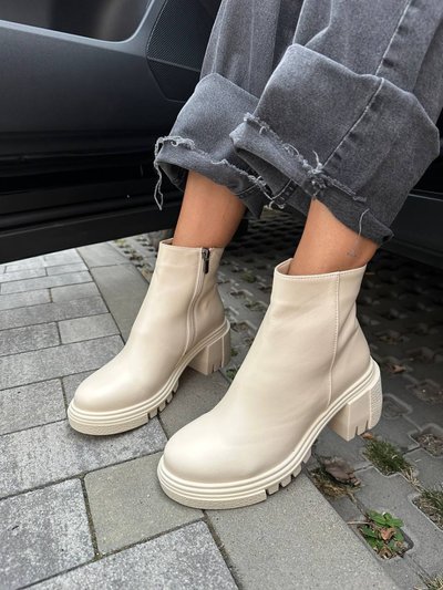 Фото Ботинки женские кожаные молочного цвета на каблуках демисезонные 2703д/38 1