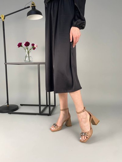 Фото Босоножки женские кожаные бежевого цвета с цепочкой на каблуке 8953-1/37 1