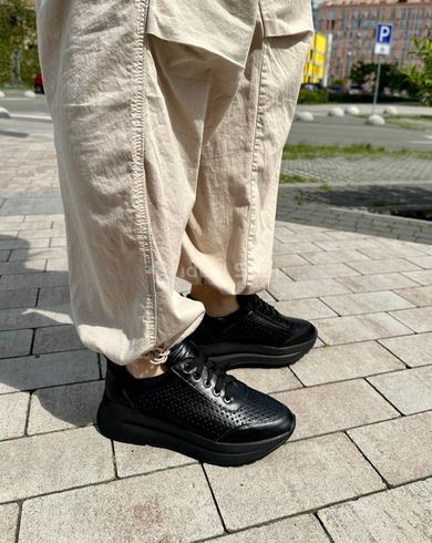Skórzane czarne sneakersy damskie z perforacją 36 (23,5 cm)