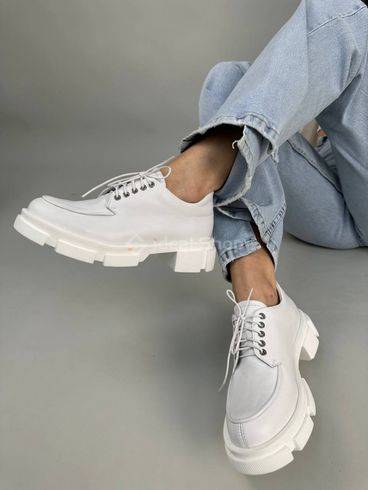 Туфлі жіночі шкіряні білі на шнурках без підборів